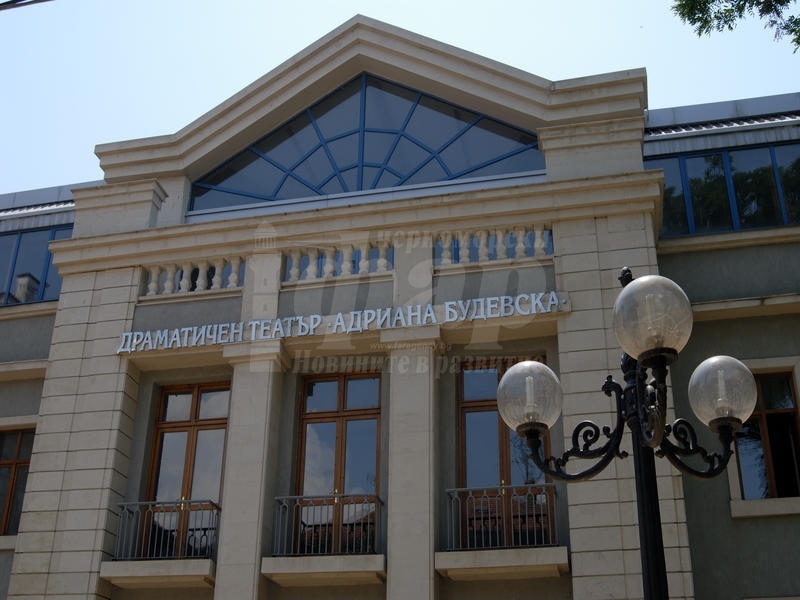 Ръководството на Бургаския театър освободи легендарни актьори