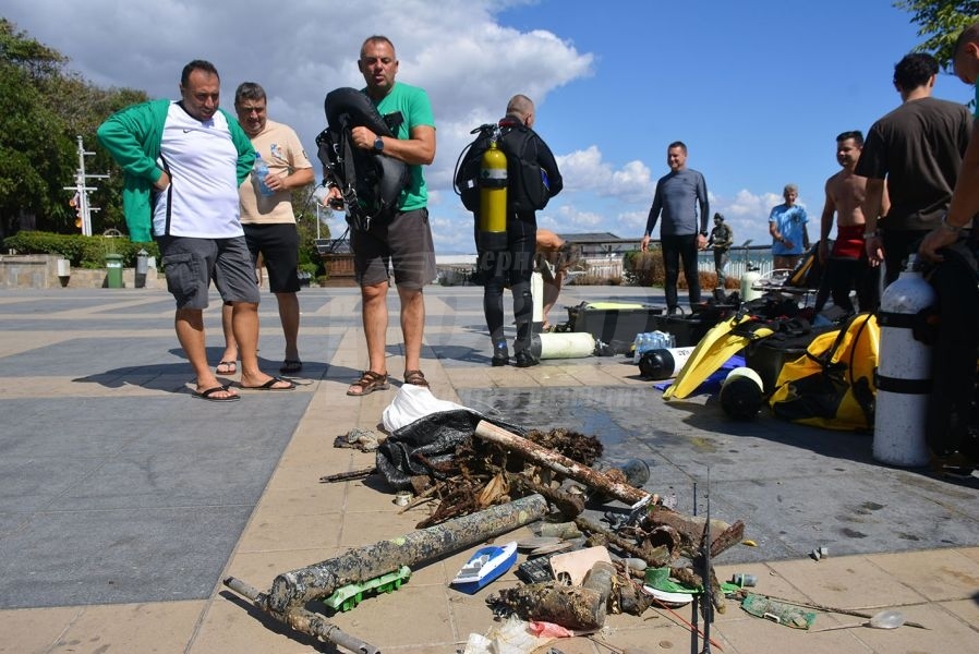 Тротинетка, касов апарат, въдици- част от морските „съкровища“ , открити от водолази до Моста