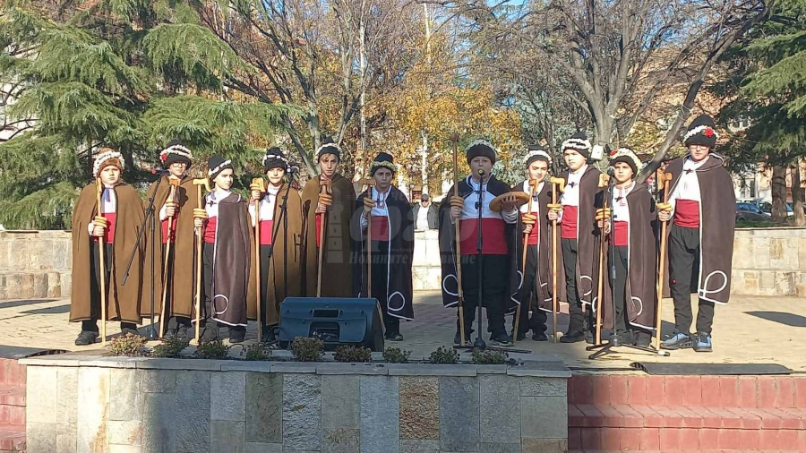 Коледарски групи наричаха за здраве и берекет в Айтос