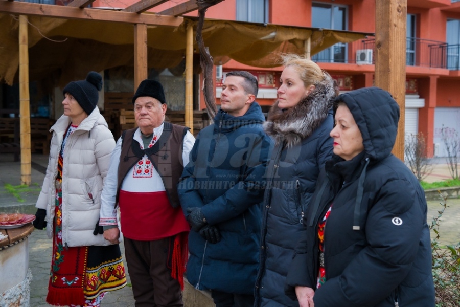Лозенец отбеляза Трифон Зарезан с ритуално зарязване и празничен водосвет