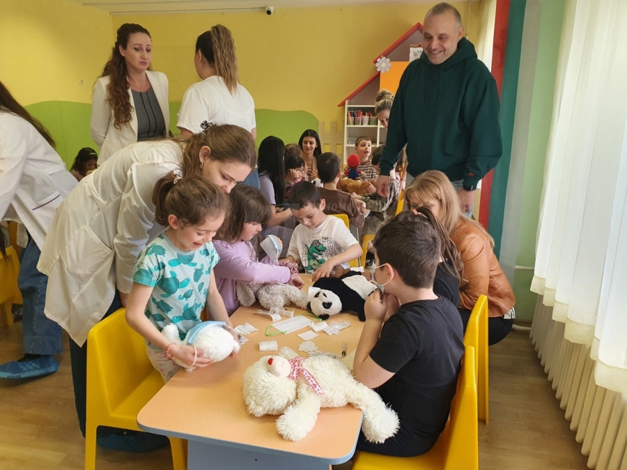 Деца лекуваха плюшени мечета в бургаска детска градина 
