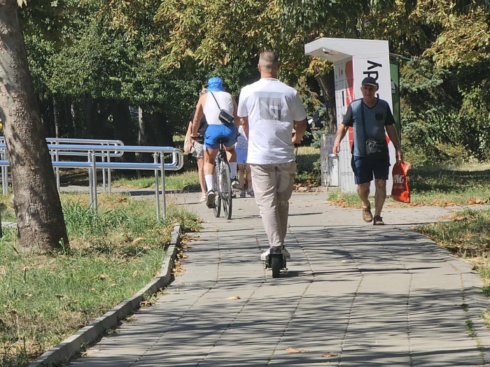 Оператор на тротинетки в Бургас: Забраната за карането им през нощта е грешка