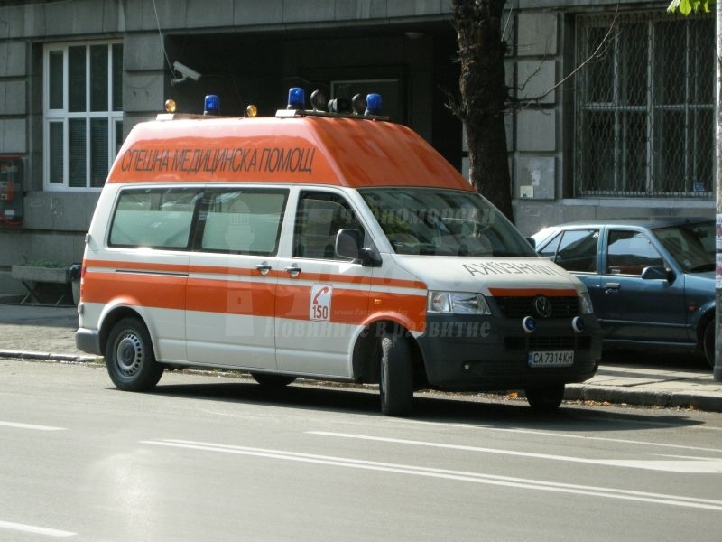 Млад шофьор катастрофира в Бургас, блъсна се в стълб