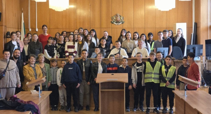 Ученици влязоха в роли по време на симулативен процес в Бургас