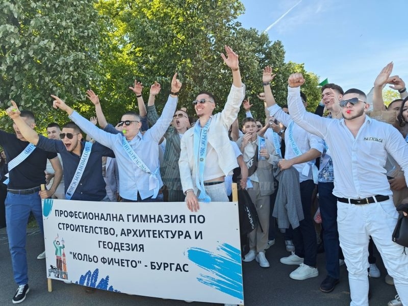 Празнично шествие в Бургас: Над 1000 абитуриенти преминаха по „Богориди“