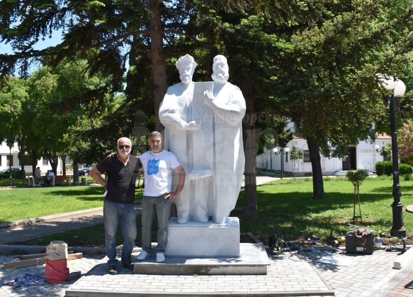 В навечерието на 24 май! Триметров мраморен монумент на светите братя Кирил и Методий се извисява в центъра на Поморие