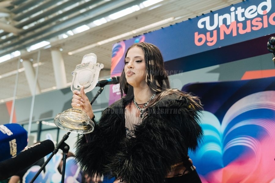 Айтозлийка  е била класен ръководител на ДАРА