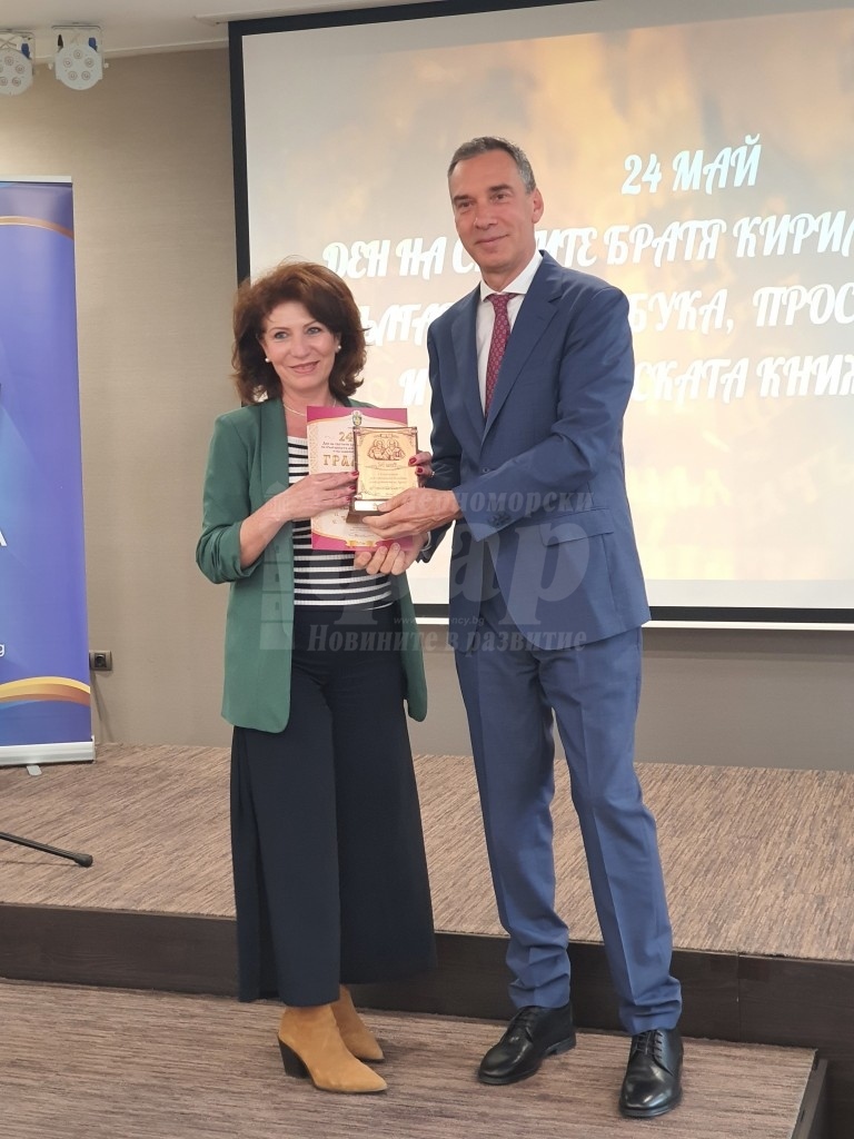 88 педагози от Бургас получиха признание за заслуги в образованието