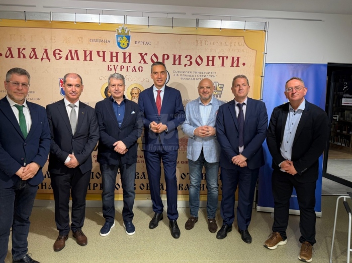 Община Бургас връчи първите награди за принос към висшето образование