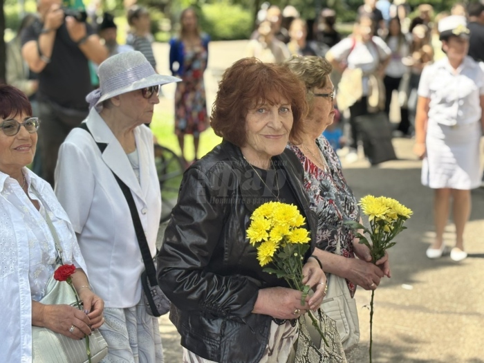 Бургас почете Ботев и героите, загинали за свободата на България /СНИМКИ/