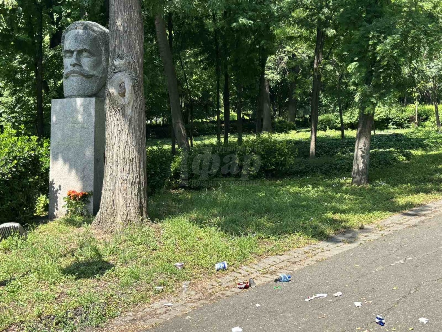 Наследници на поп Сава Катрафилов: Неприемливо е паметникът му да тъне сред боклуци