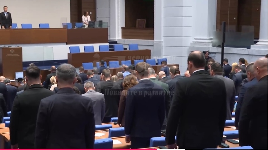Депутатите почетоха с минута мълчание паметта на Любен Дилов-син
