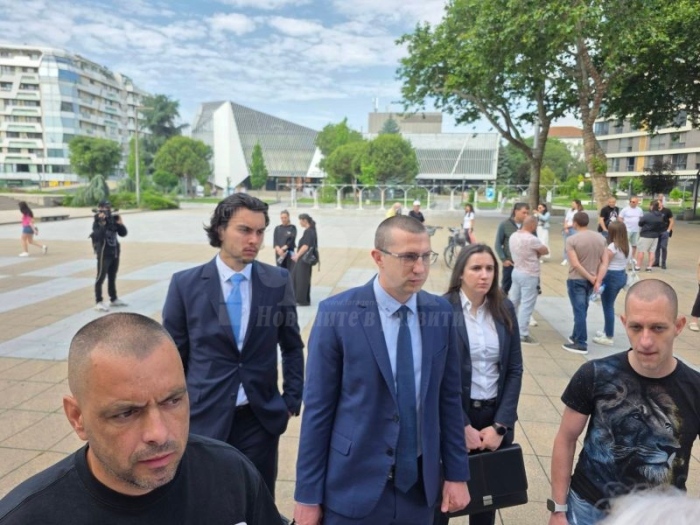 Роднини на  премазаната от АТВ Христина се събират пред Съдебната палата