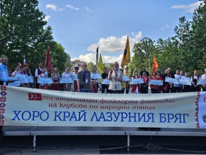 Близо 800 участници се включиха в „Хоро край Лазурния бряг“ 