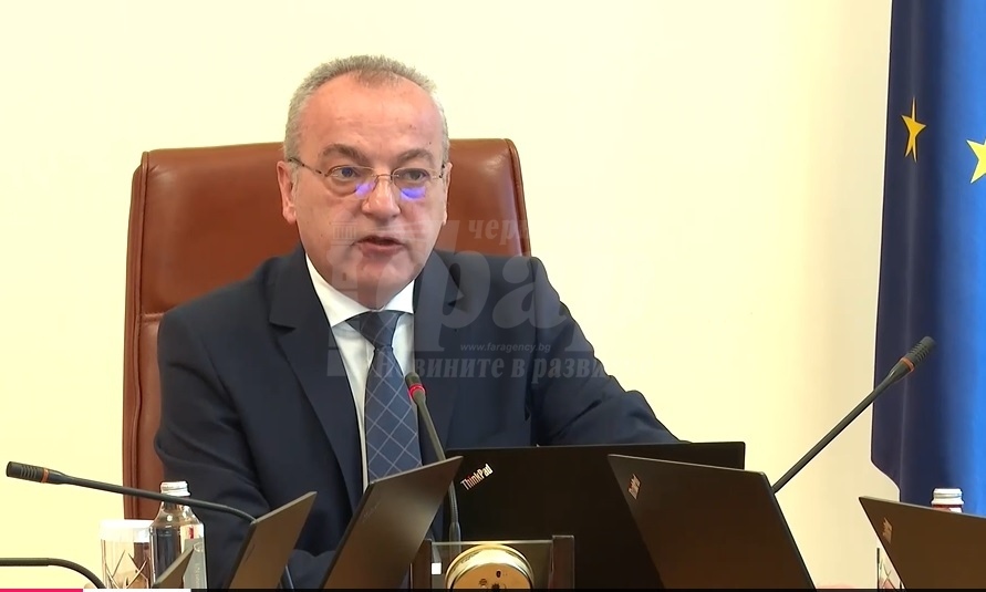 Гълъб Донев представя Бюджет 2026: Кабинетът цели дефицит от 5,7% догодина и под 3% през 2028 г.